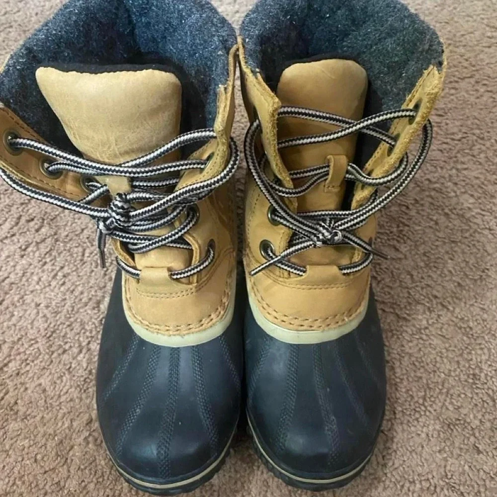 Sorel Joan of Arctic boots in black and tan .